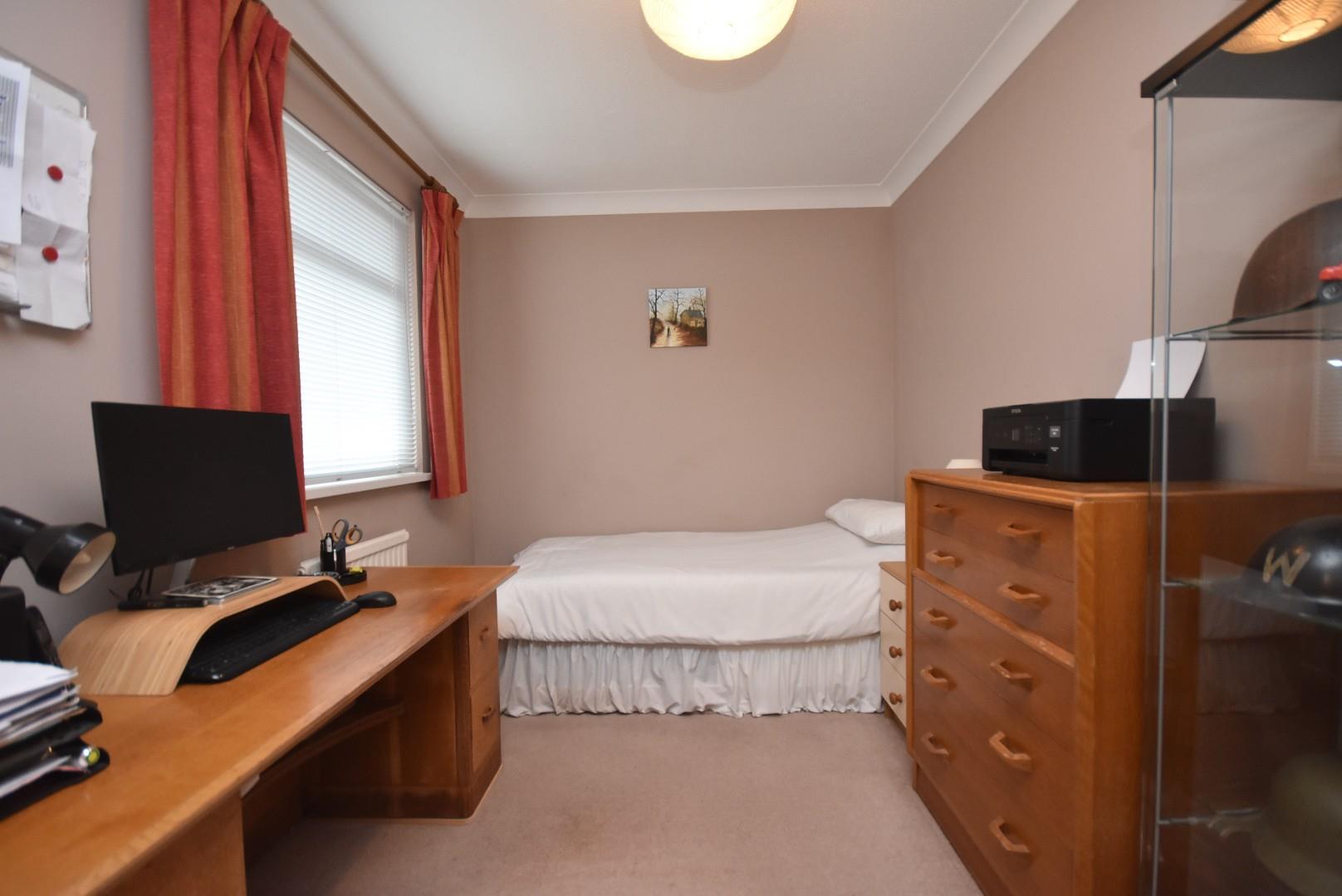 5 Hollyrood Close, Barry, CF62 8AY